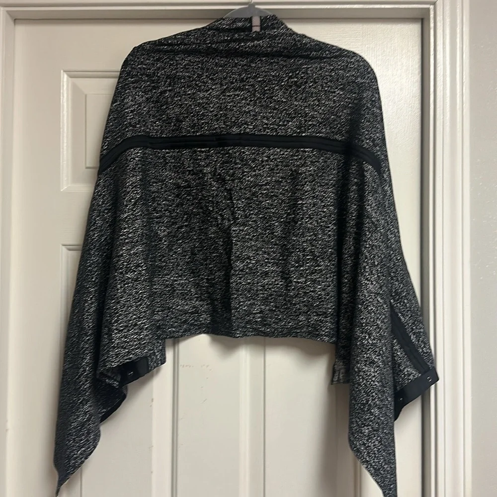 EUC Lululemon Vinyasa Wrap Scarf Snaps Arm Holes Black Gray O/S